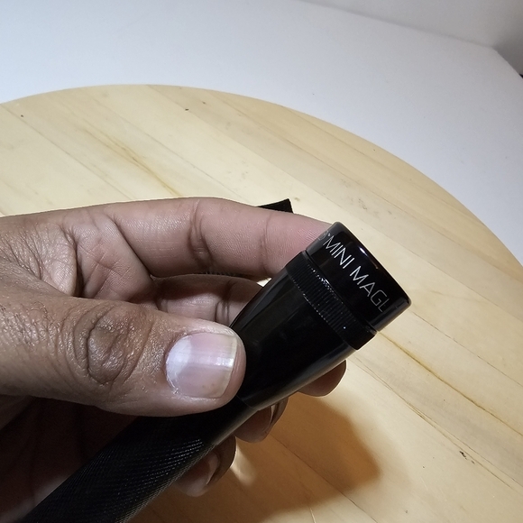 Mini Maglite AA 5.75" Long Black with Belt Sheathe Holder Included Working - Picture 4 of 8